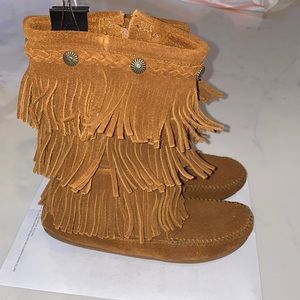 Minnetonka 3 layer fringe boots sz 4